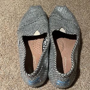 Silver sparkly herringbone Tom’s shoes size 7.5  W